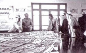 Kuwait Urban Study and Mat-building (1968-72) Alison & Peter Smithson Peter Smithson presenting the model of the mat-building to the Crown Prince of Kuwait.